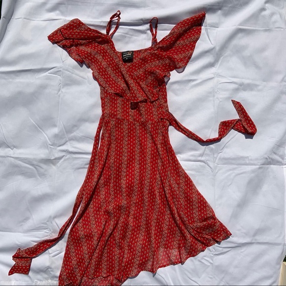 Romantic and flowy red wrap dress - Picture 3 of 6